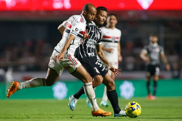 Foto colorida de Lucas Moura, em jogo contra o Corinthians