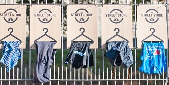 Loja doa roupas para moradores de rua neste domingo (16/9)