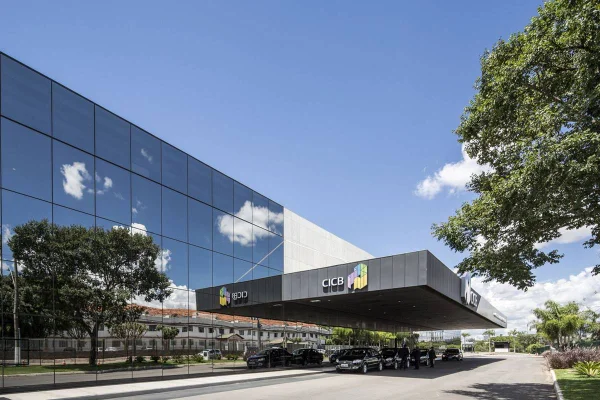 Foto colorida da fachada do CICB - Metrópoles