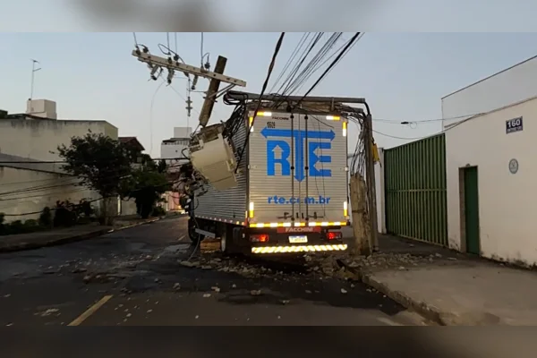 caminhão derruba poste em BH