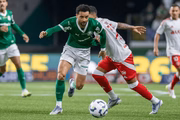 Felipe Anderson em disputa de bola com atleta do Internacional Felipe Anderson em disputa de bola com atleta do Internacional