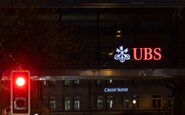 UBS oferece US$ 1 bilhão para comprar Credit Suisse, e acordo está próximo