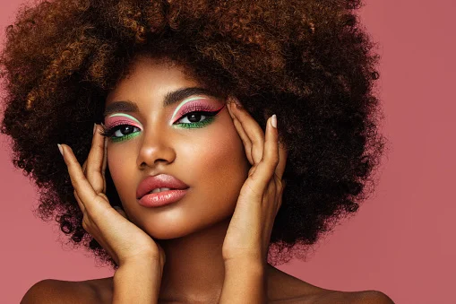 mulher negra com sombra vibrante nos olhos
