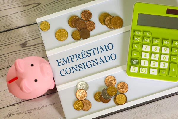 Imagem colorida de placa sobre empréstimo consignado - Metrópoles