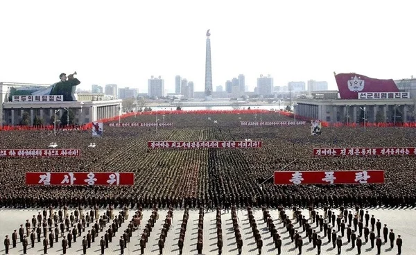 Fotografia de um desfile militar da Coreia do Norte