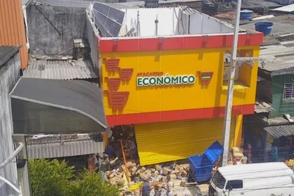 Imagem colorida. Teto do supermercado desabou nesta sexta-feira (24/11) em Recife (PE) - Metrópoles
