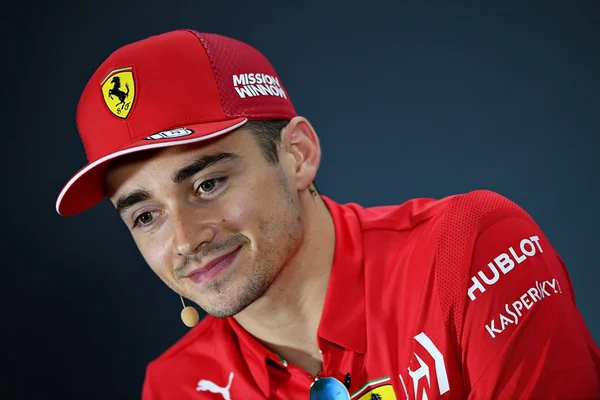 Destaque da F1 2019, Charles Leclerc renova contrato com Ferrari
