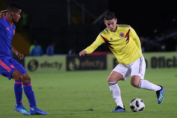 James Rodríguez volta a treinar e deve reforçar Colômbia na estreia