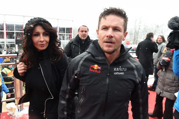 Foto colorida de Felix Baumgartner ao lado da esposa Mihaela Schwartzenberg - Metrópoles