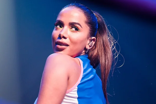 Biografia não autorizada de Anitta recordará treta com Pitty