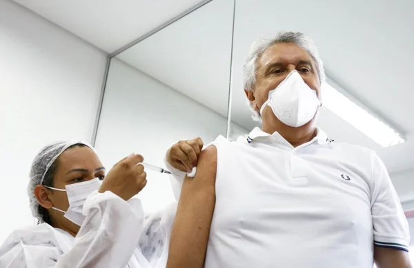 Governador de Goiás, Ronaldo Caiado (DEM) recebe primeira dose de Coronavac em Goiânia