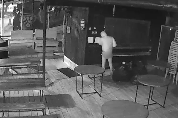 O homem invadiu o local, tirou as calças, vestiu a roupa íntima e realizou o assalto. O bar fica localizado na zona sul de São Paulo - Metrópoles