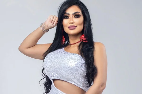 Ana Paula Oliveira posa de vestido prateado - Metrópoles