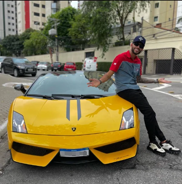 homem com Lamborghini