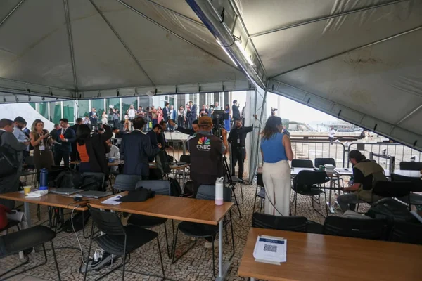 Vento derruba tenda que abrigava jornalistas no STF - destaque galeria