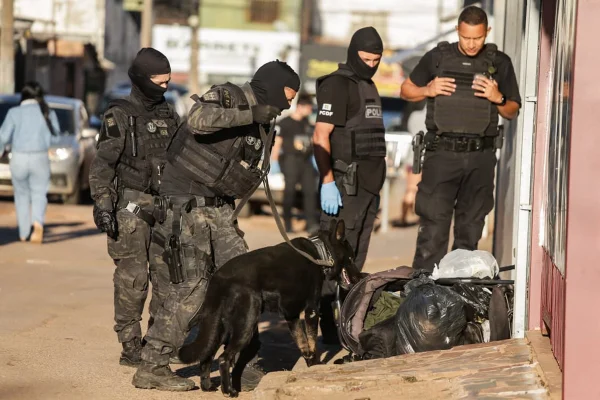 Facção escondia droga em embalagens de fast-food e em fardas militares