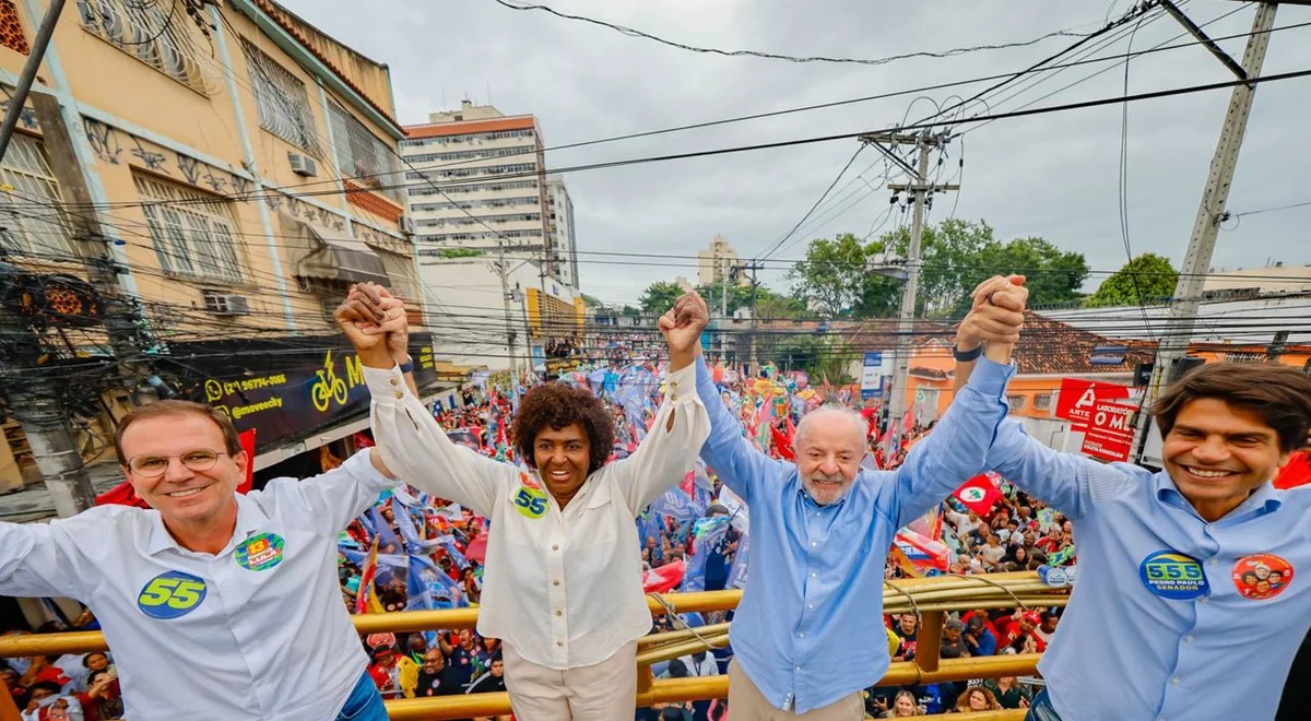 Presidente Lula, o candidato ao governo do RJ, Eduardo Paes (PSD), e os candidatos ao Senado Benedita da Silva (PT) e Pedro Paulo (PSD) Presidente Lula, o candidato ao governo do RJ, Eduardo Paes (PSD), e os candidatos ao Senado Benedita da Silva (PT) e Pedro Paulo (PSD)
