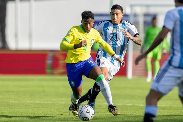 Foto colorida de Endrick pela Seleção - Metrópoles