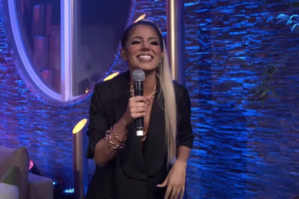 Hariany Almeida é detonada após estrear como apresentadora em live