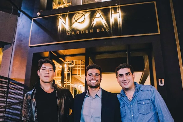Em noite badalada, restaurante Noah reabre com conceito garden bar
