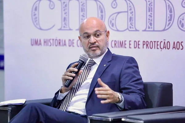 “Debate traz legitimidade ao processo eleitoral”, destaca Renato Brill
