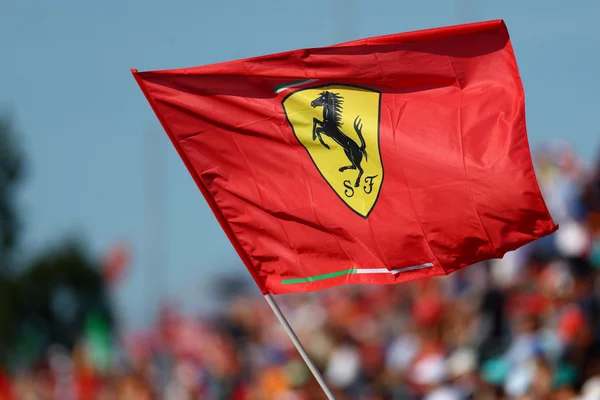 Foto colorida de bandeira da Ferrari - Metrópoles
