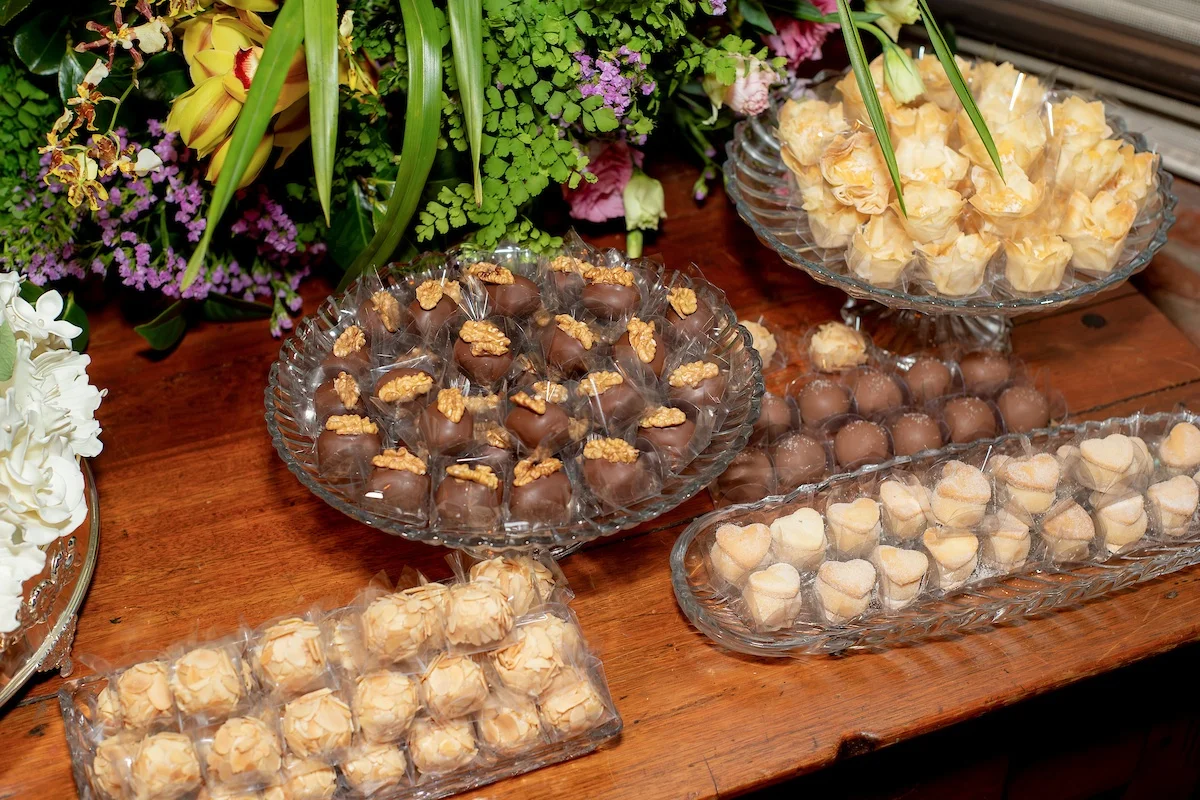 Diversos docinhos foram dispostos para os presentes Diversos docinhos foram dispostos para os presentes