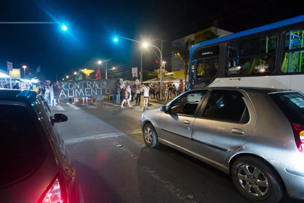 Moradores de Ceilândia protestam contra o aumento de tarifas do transporte público