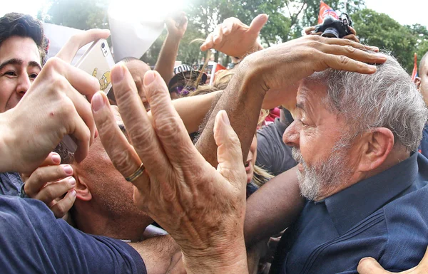 Lula desce de apartamento para cumprimentar público em vigília em São Bernardo