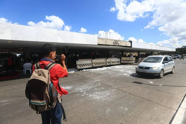 Ambulância derruba revestimento de mármore na parte lateral da plataforma superior da Rodoviária - Metrópoles