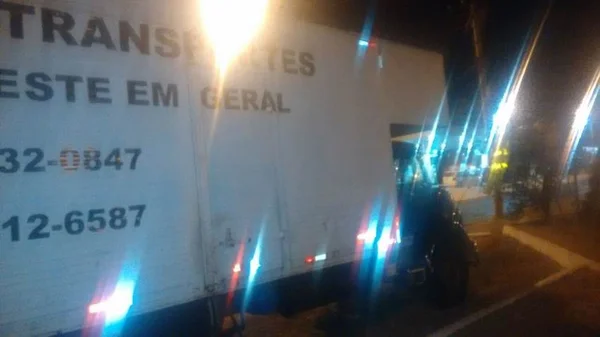 PM apreende caminhão de mudança que transportava produtos furtados