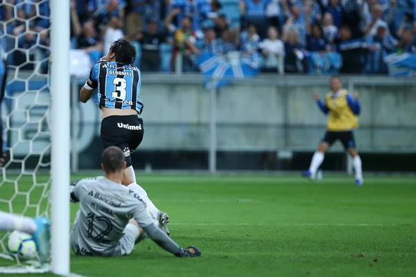 Grêmio bate Inter em casa e segue na briga pelo G-4