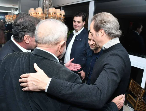 O cumprimento de Lula aos donos da Brasil Paralelo