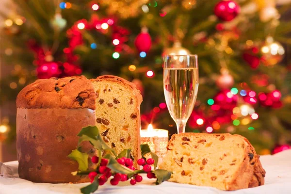 Foto colorida de panettone com fundo natalino