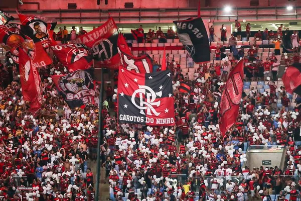 Homenagens a garotos do CT do Flamengo emocionam o Maracanã