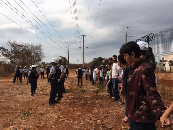 Moradores resistem a derrubada no Altiplano e PM usa spray de pimenta