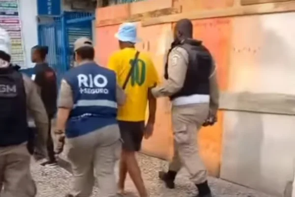 Rio: com camisa da Seleção Brasileira, argentino é preso por racismo