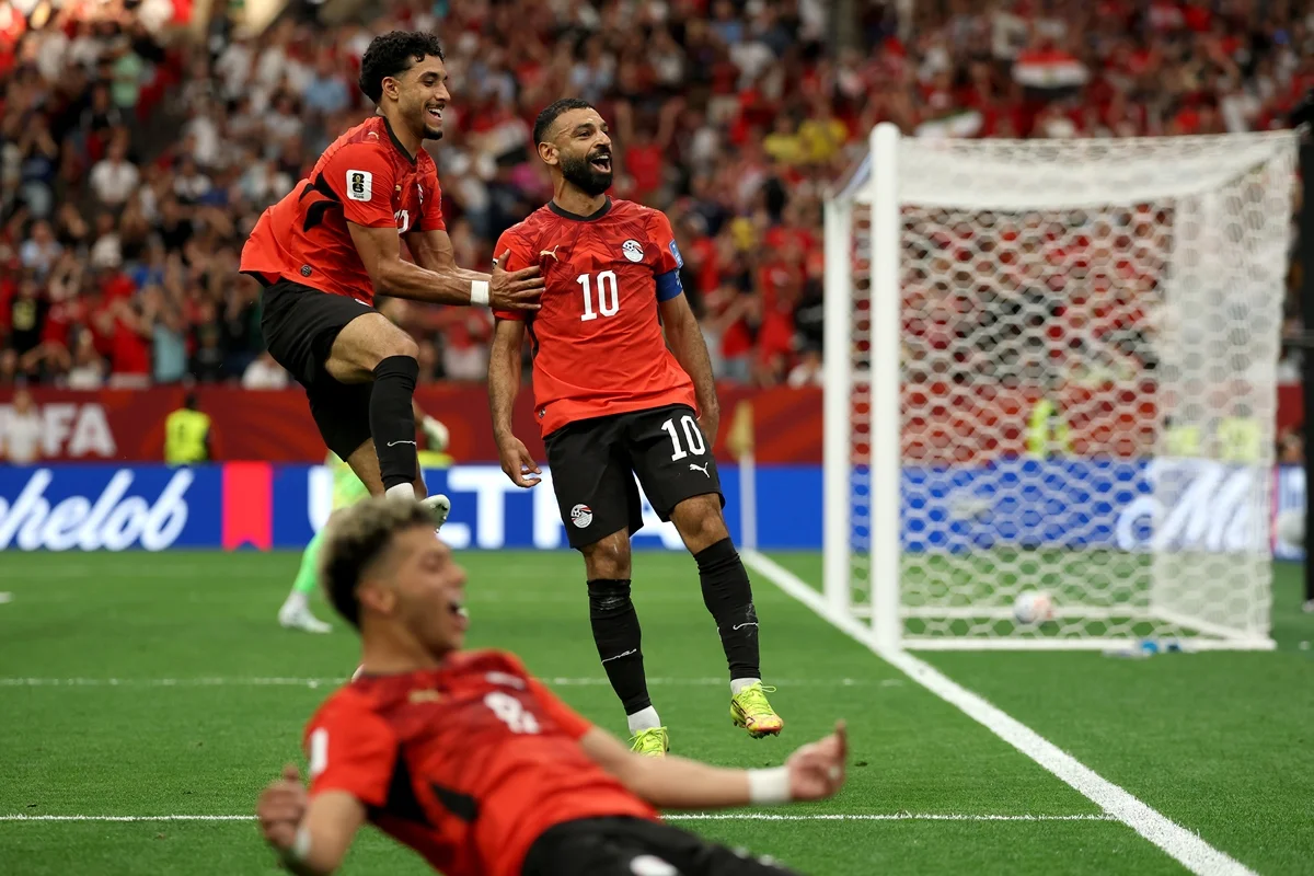 Egito conquista primeira vitória em Copas do Mundo e jogadores comemoram nas ruas de Vancouver