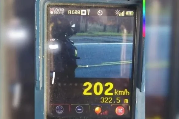 Motociclista é flagrado a mais de 200 km/h em rodovia estadual