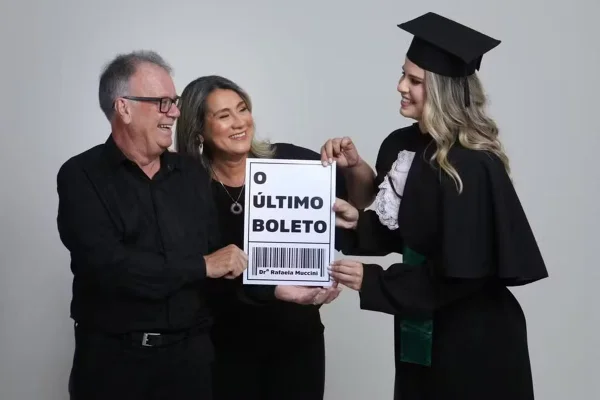 imagem colorida familia comemora ultimo boleto faculdade medicina