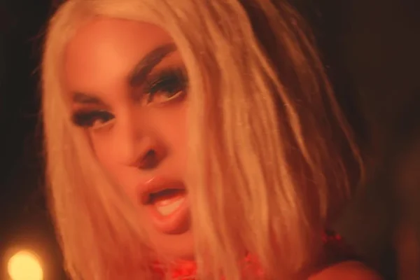 É namoro? Pabllo Vittar se declara para modelo após clipe de Seu Crime