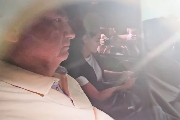Da tornozeleira à prisão: Bolsonaro completa 1 ano com medidas restritivas, mas influência mexe com Eleições 2026 - destaque galeria Da tornozeleira à prisão: Bolsonaro completa 1 ano com medidas restritivas, mas influência mexe com Eleições 2026 - destaque galeria