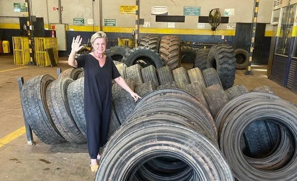 A senadora Margareth Buzetti em sua loja de pneus