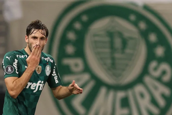 Foto colorida de Matias Viña atuando pelo Palmeiras - Metrópoles