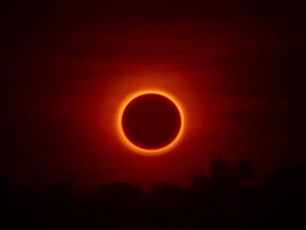 Imagem colorida de eclipse solar anular - Metrópoles