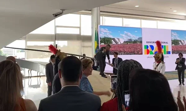 Dilma e Moraes são aplaudidos ao chegar ao Planalto para posse de Lula