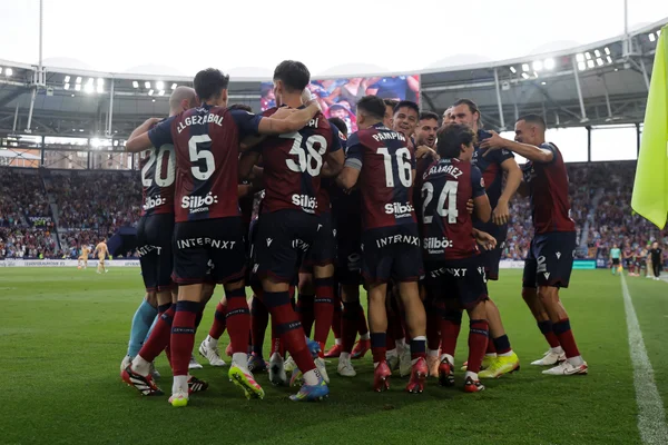 Foto colorida do elenco do Levante - Metrópoles