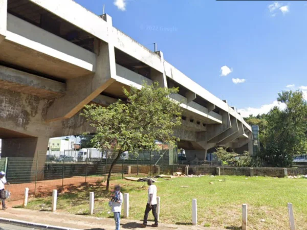 Imagem colorida mostra plataforma na estação Armênia do Metrô, onde um homem foi empurrado - Metrópoles