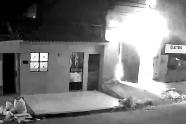 Casa de primeiro andar na Ponta da Terra explodiu durante incêndio - Metrópoles