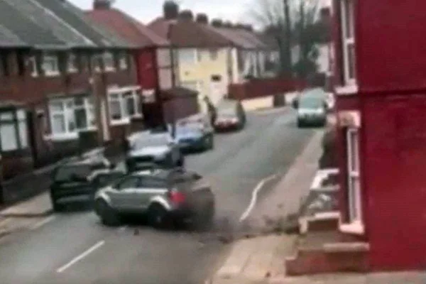 Carro atinge casa em Liverpool